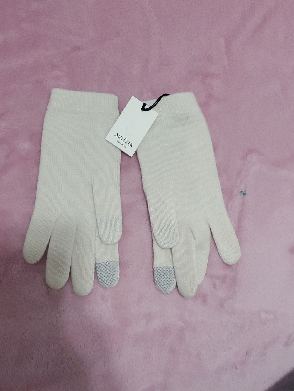 Aritzia Cream Knit Touchscreen-Friendly Gloves